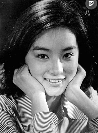 冷军笔下的绝代风华，五位女性肖像的细腻之美