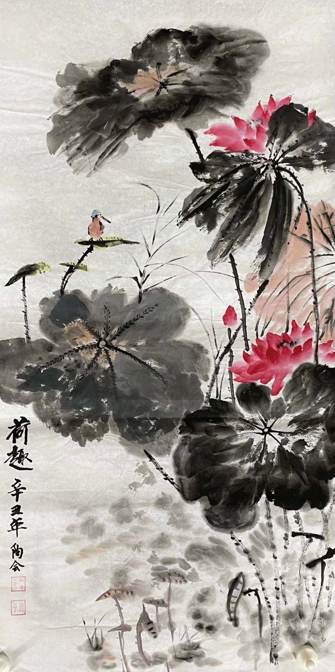 崔子范笔下的荷花与小鸟，自然之韵与艺术之魂的和谐共生