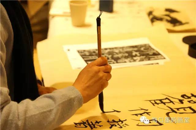 长期练书法的男人，笔墨间的静谧与坚韧