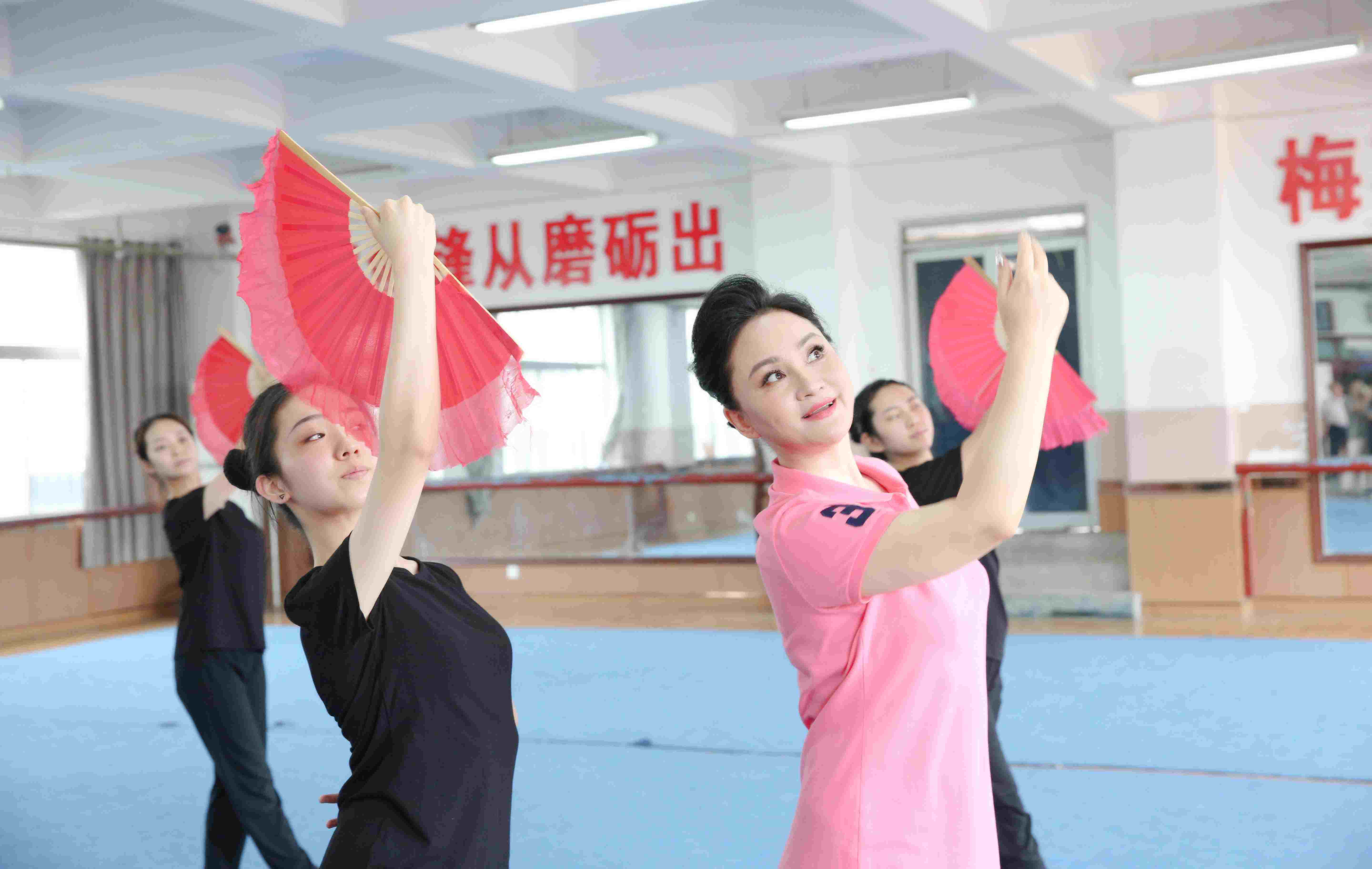 杨珺箐，以坚韧之姿，绽放艺术与人生的璀璨光芒