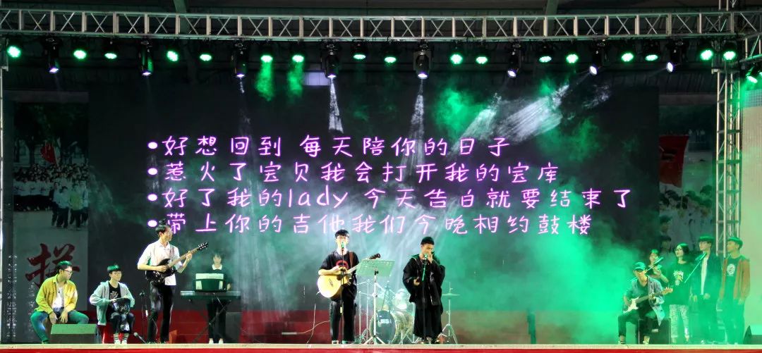 红磨坊的舞会鉴赏，光影交错下的艺术盛宴