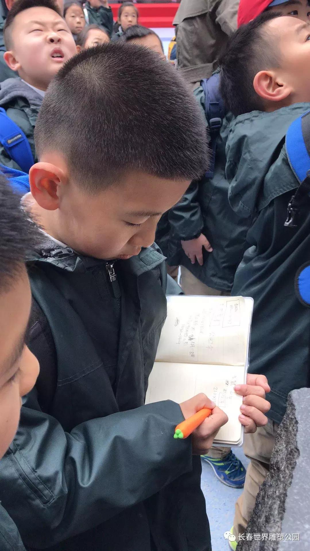 探索罗丹的雕塑艺术，从思想者到加莱义民的深度之旅