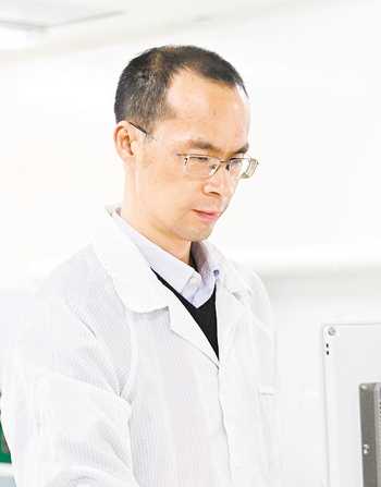 郑国谷，科技创新与教育并进的杰出人物