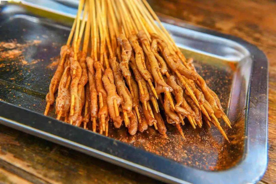 鸭肠串，街头美食的独特魅力