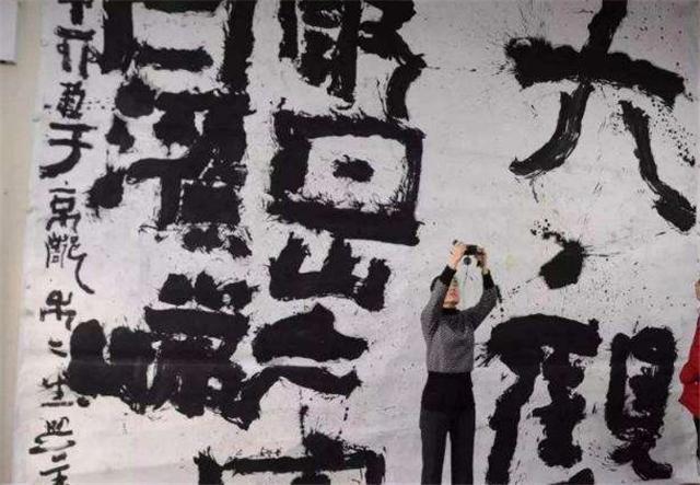 最近被讽刺的书法大师，艺术与市场的尴尬交锋