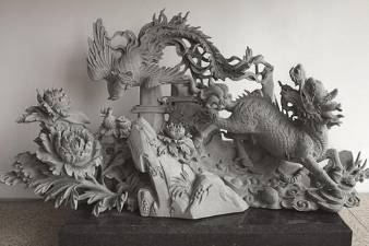 雕塑作品与材质的关系，探索艺术与物质的对话