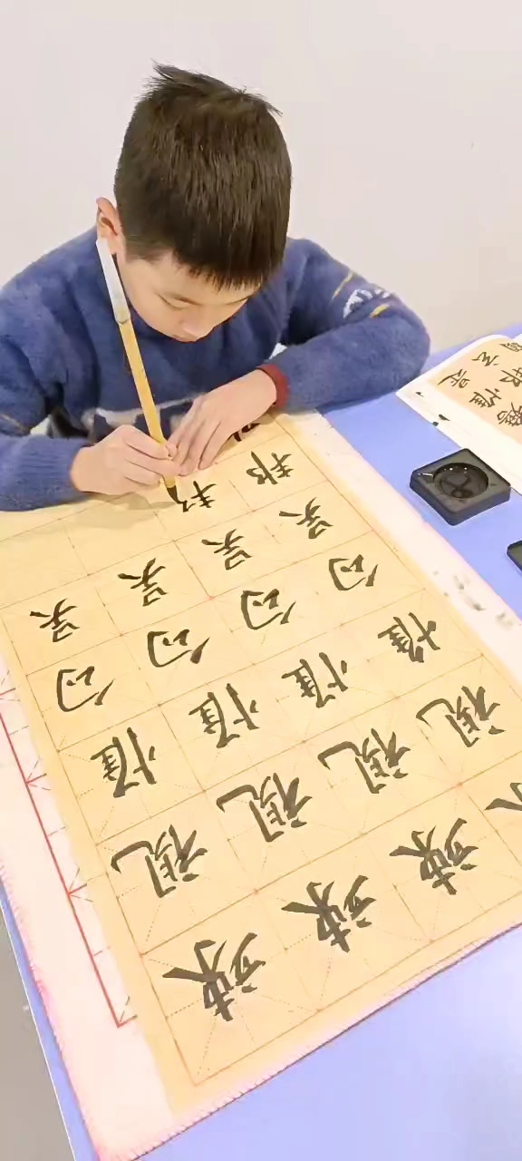 书法艺术启蒙，小学生如何通过教学视频爱上书法